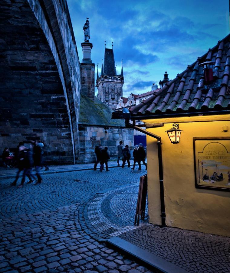 Utulny Byt Pod Prazskym Hradem Lägenhet Prag Exteriör bild